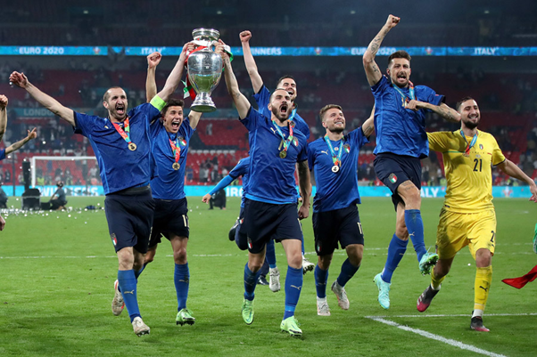Italia có lần thứ hai trong lịch sử nâng cao chức vô địch Châu Âu